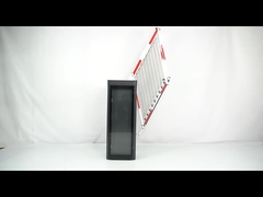 Pubblicità del portone della barriera dell'asta